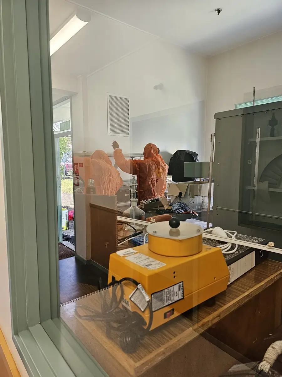 Operative in the office with the SES camera monitoring case
