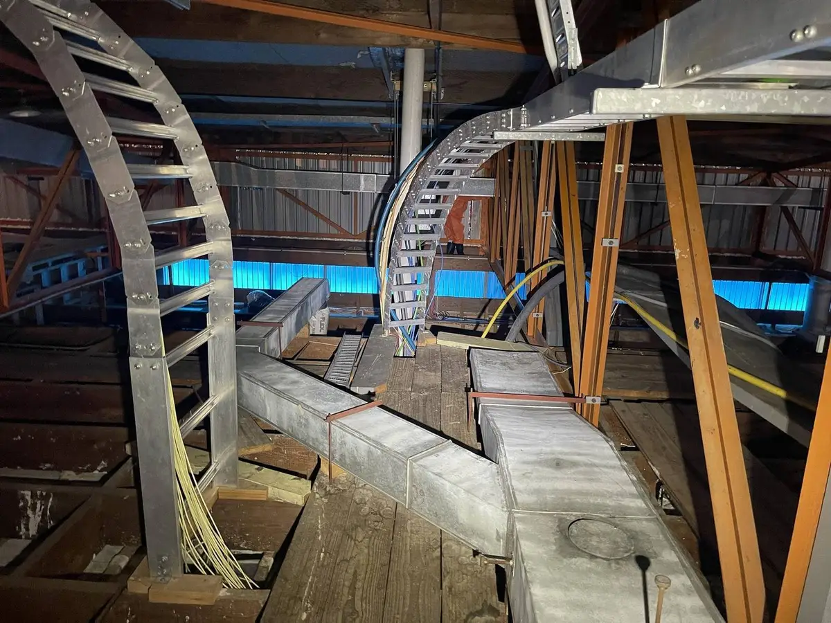 Ducts and cable tray services in a commercial ceiling void