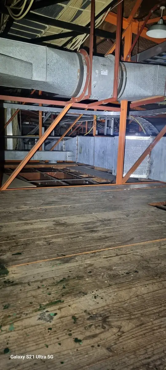 Flexible connection on the ductwork in the ceiling void