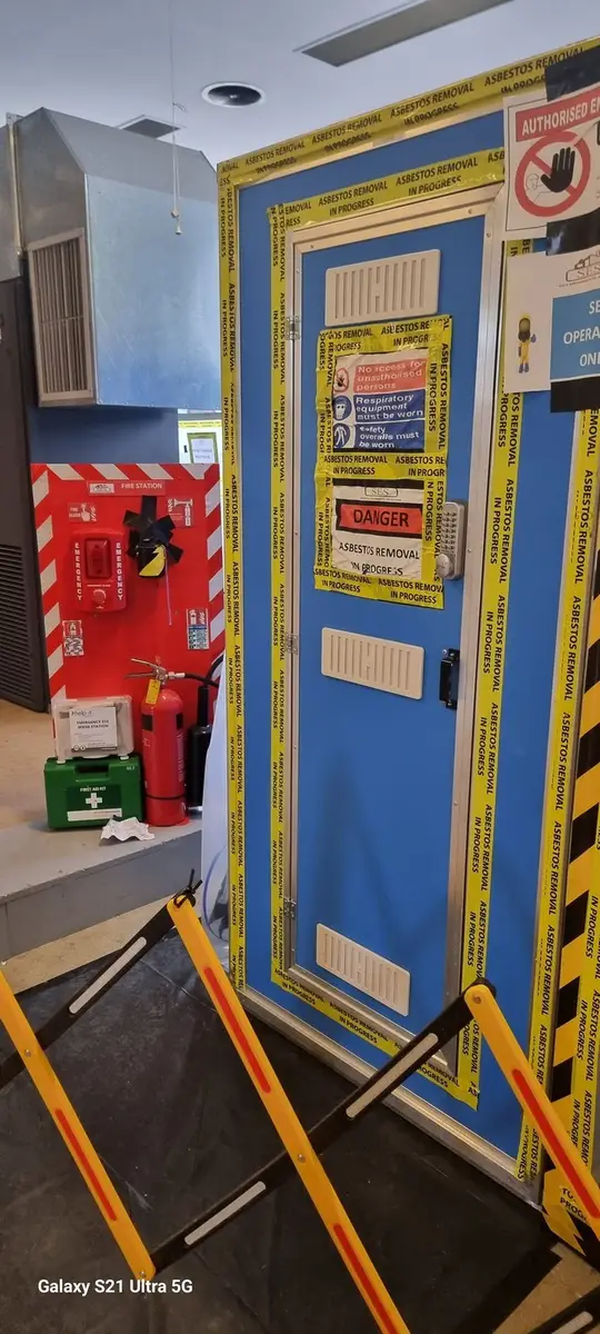 Decontamination unit and airlock at the office corridor enclosure