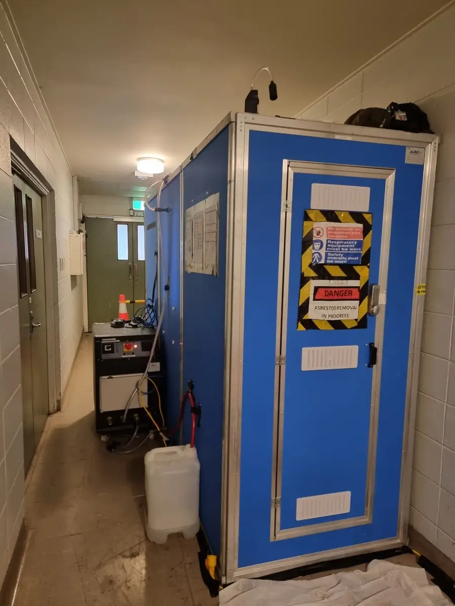 Decontamination unit set up in a commercial corridor