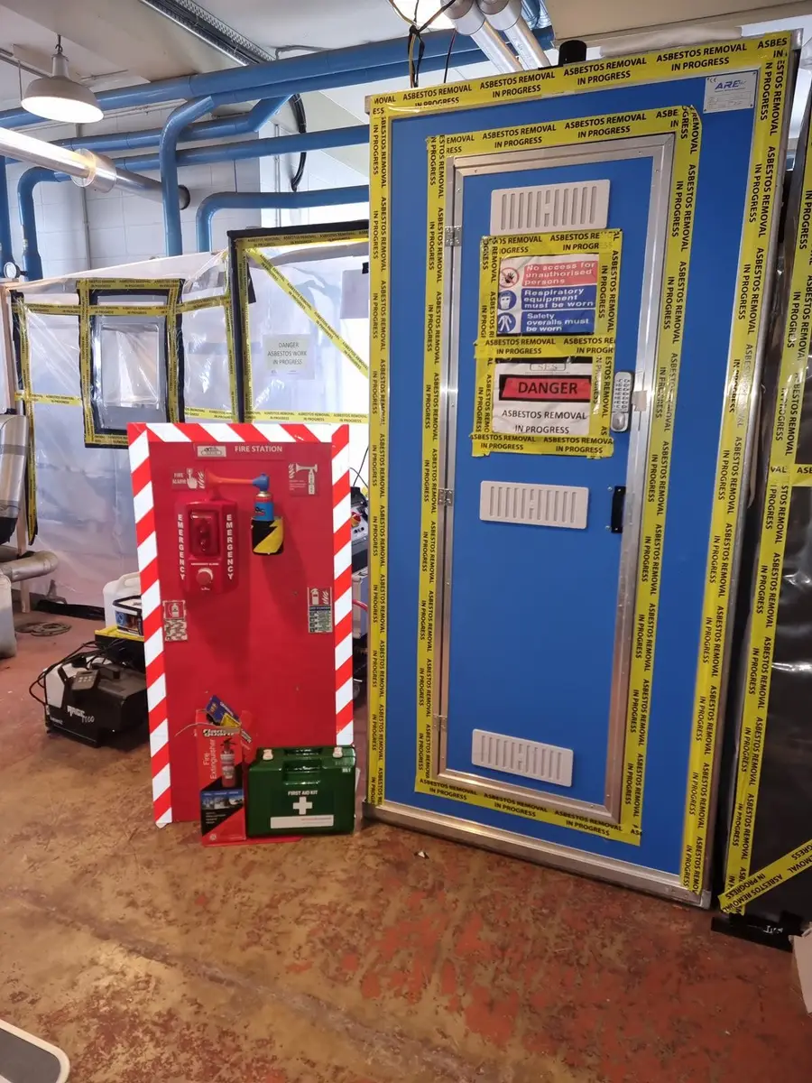 Decontamination unit and fire station in the plant room