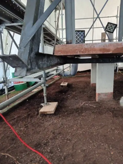 Scaffold enclosure frame with air line run through for the asbestos removal