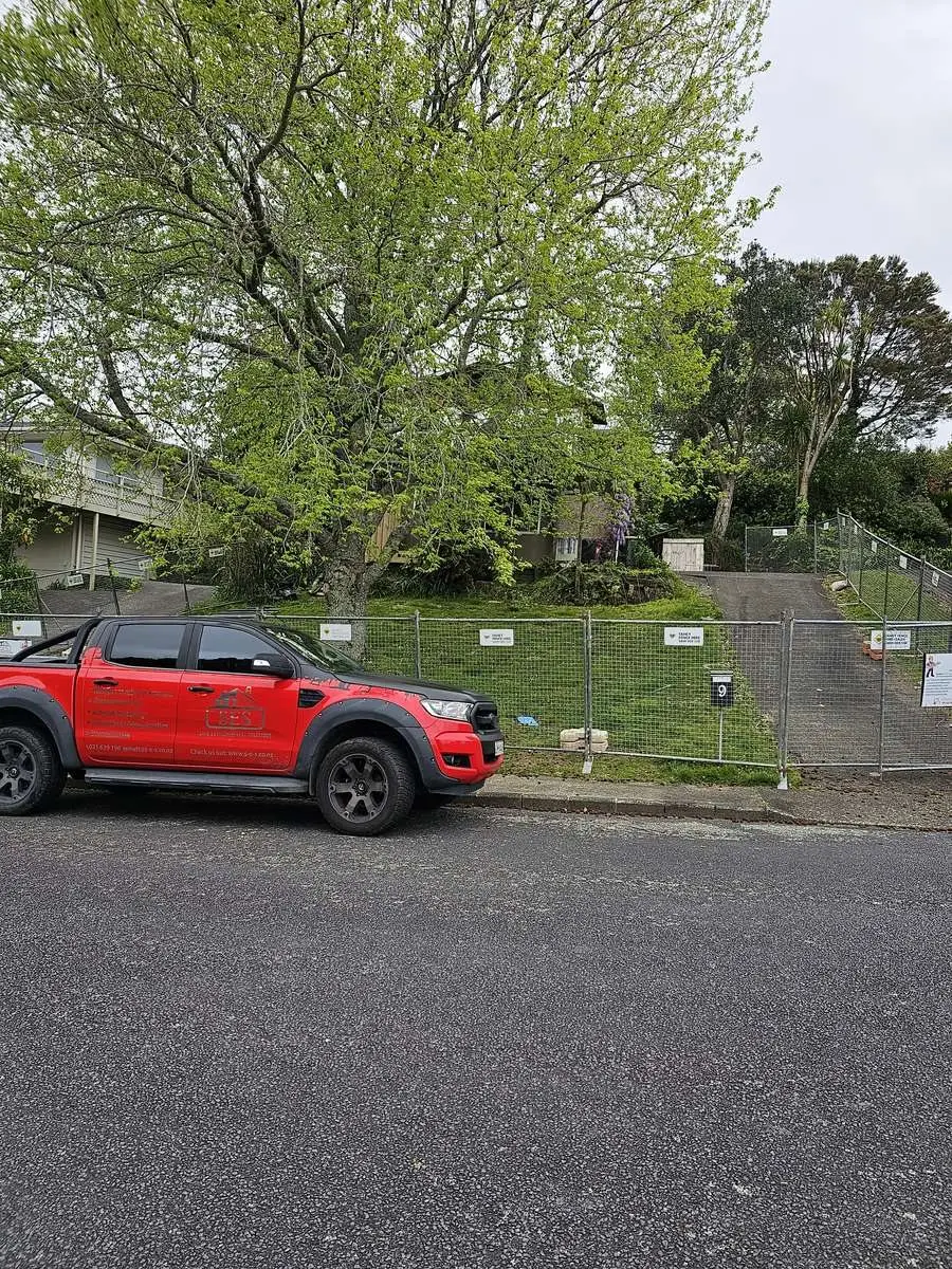 SES ute arriving at the residential asbestos removal and demolition site