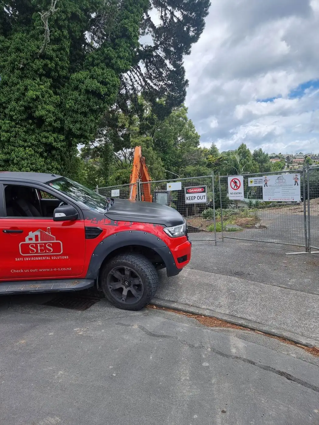 SES ute at the sub-division demolition site gate